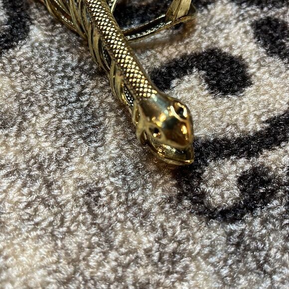 Goth Gold Snake Hair Accessory with engraved details Feminine Elegant design - Picture 3 of 5